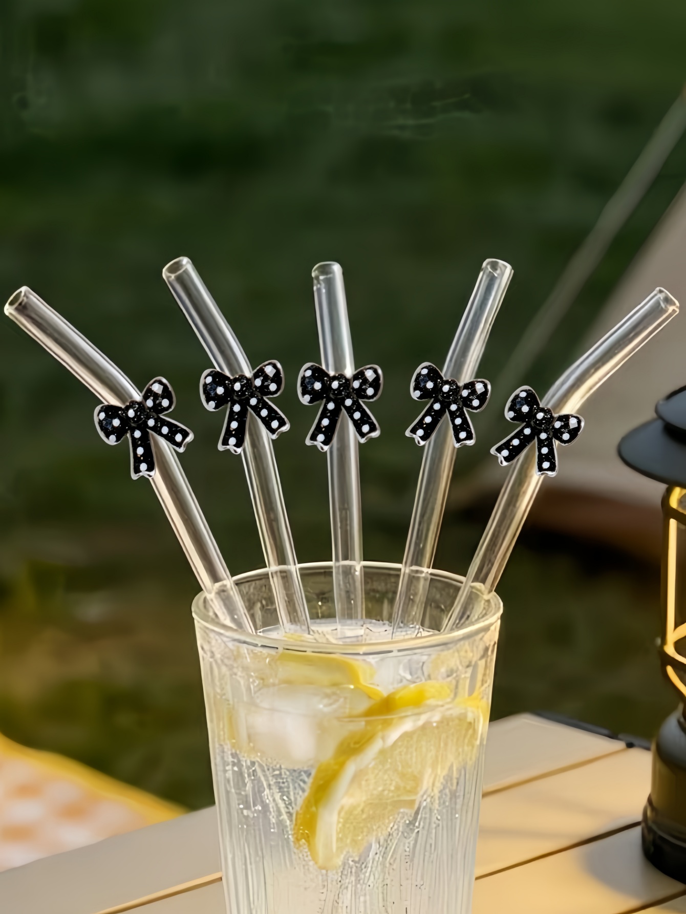Reusable Straw - 1/3/6 個のエレガントな黒の水玉模様のリボン付きガラスストロー – リボン装飾付きの再利用可能な曲線状の透明ストロー。 飲み物に最適