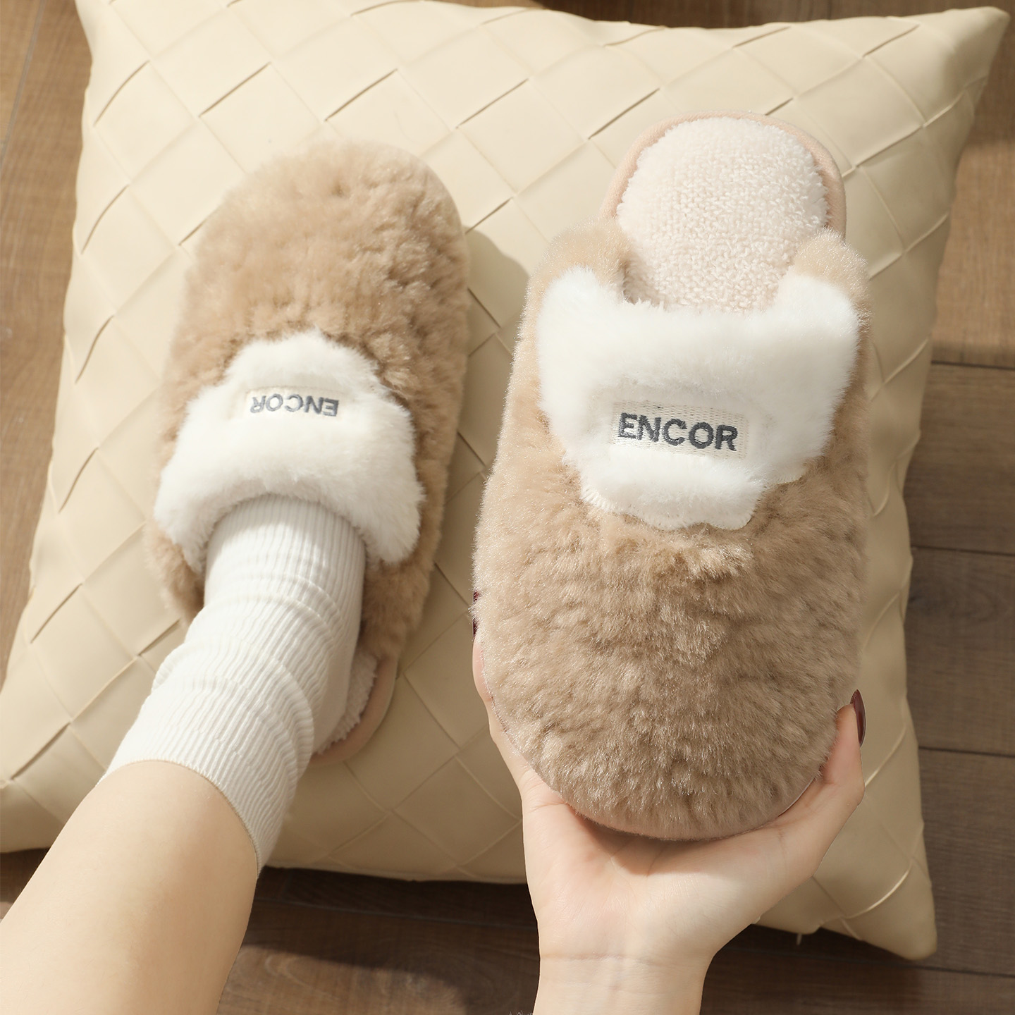 冬用、暖かい、ふわふわ素材のスリッパ。男女兼用、つま先が覆わ - Eco Sponge のレビューと価格